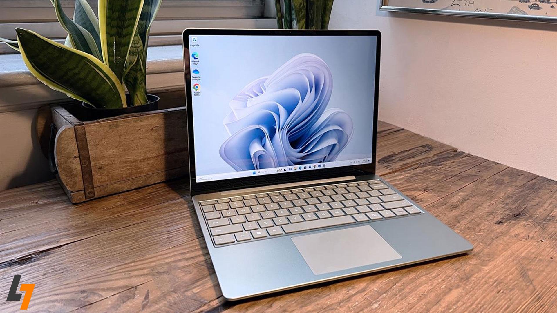 قرار دادن لپتاپ روی سطح صاف و محکم